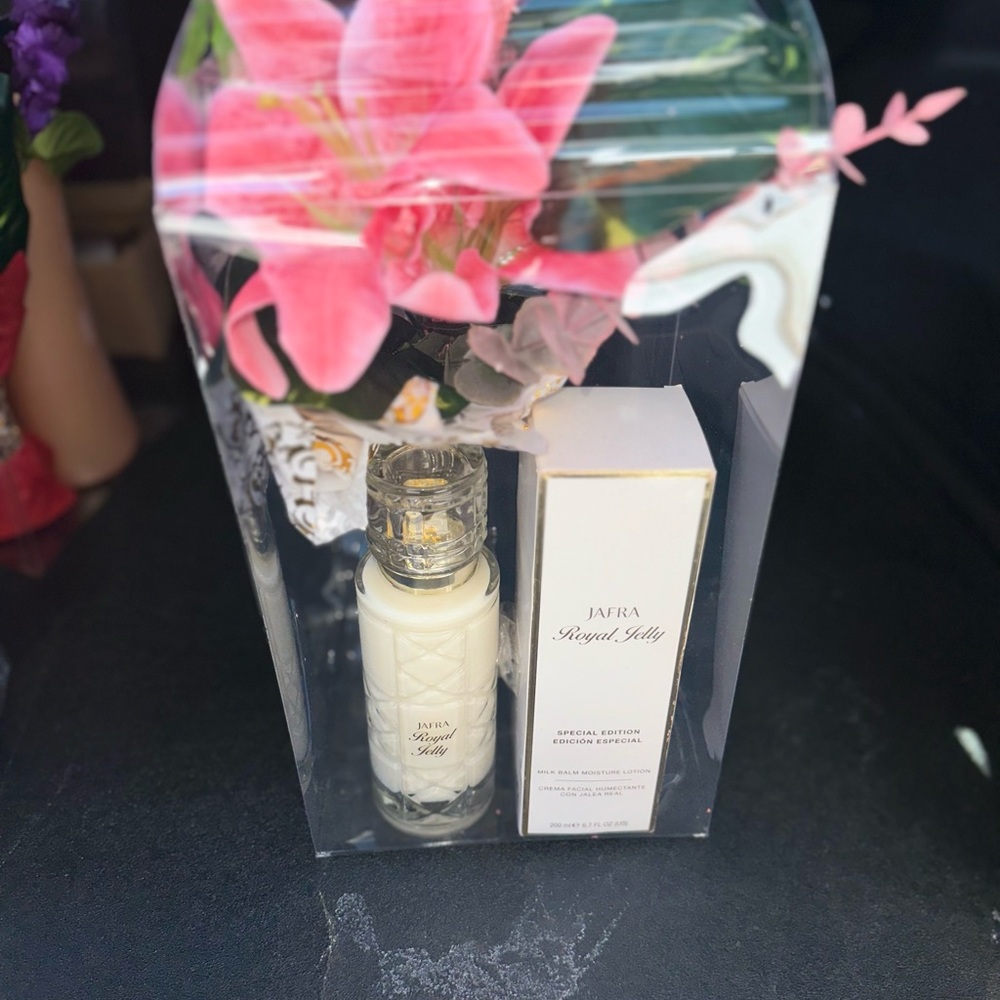 JAFRA Royal Jelly Special Edition Set with Cream and Pink